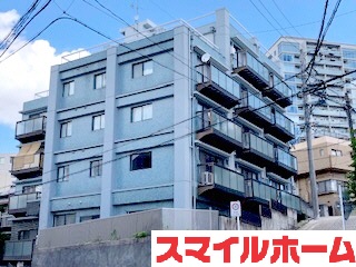 建物外観　水色のタイル張りです