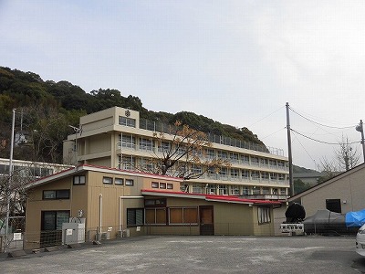 小学校　高知市立五台山小学校（小学校）まで984m