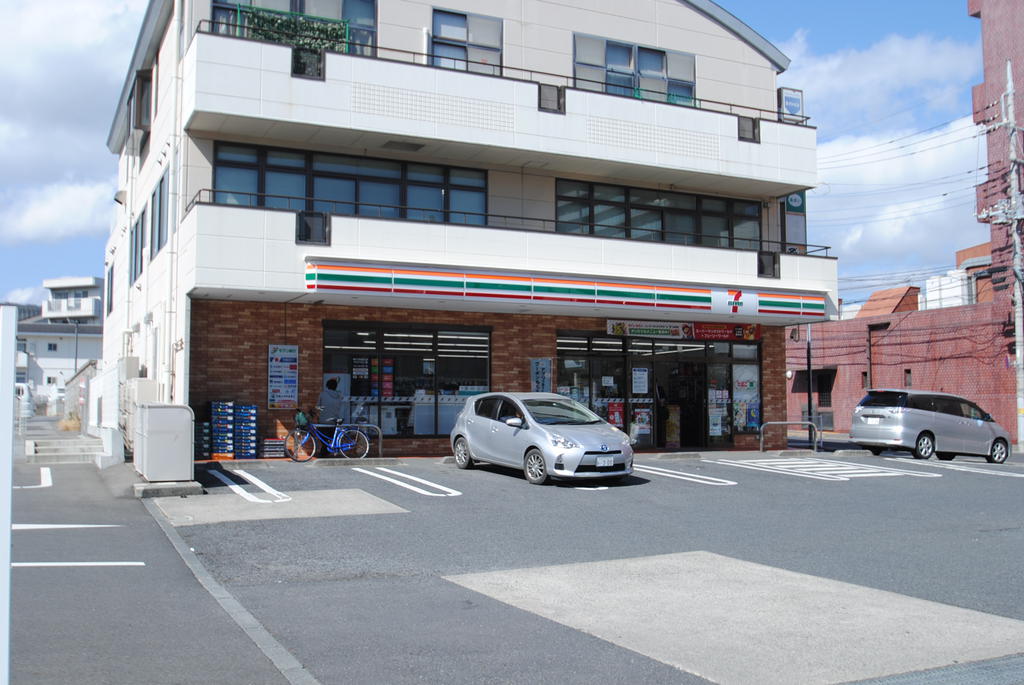 コンビニ　セブンイレブン日立助川町1丁目店（コンビニ）まで370m
