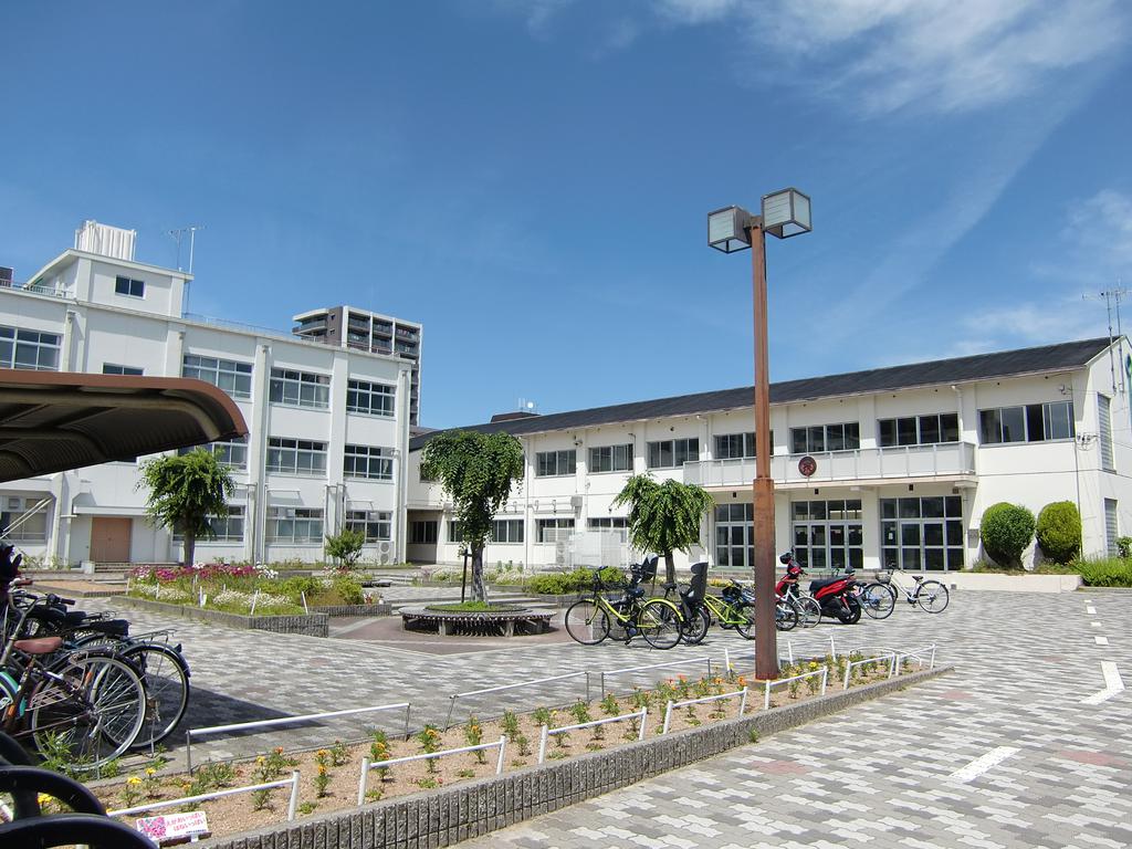 小学校　高槻市立芥川小学校（小学校）まで622m