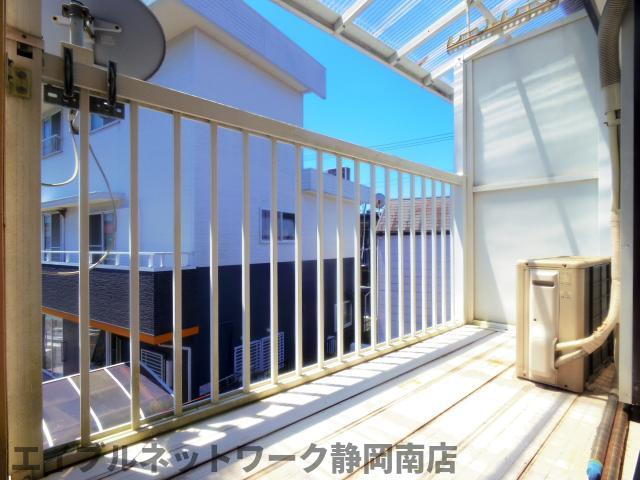 バルコニー　暖かな日差しのふりそそぐバルコニー