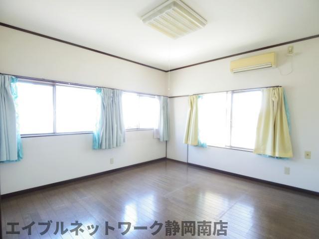 居室・リビング　こちらのリビングで趣味の時間をお楽しみください