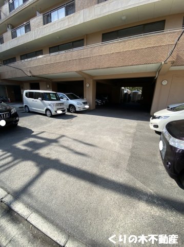 駐車場　駐車場に車を止められます