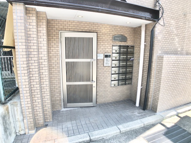 エントランス　安心のオートロック付きのマンション