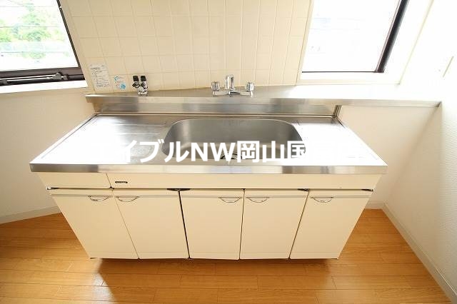 キッチン　類似部屋の写真です。実際とは若干異なります。