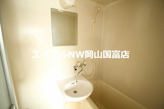 洗面設備　類似部屋の写真です。実際とは若干異なります。