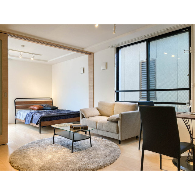 居室・リビング　家具その他備品は設置例です