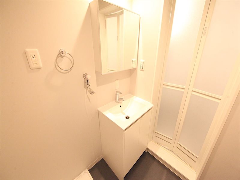 洗面設備　脱衣所　シャワー独立洗面台（洗濯機用意できます）