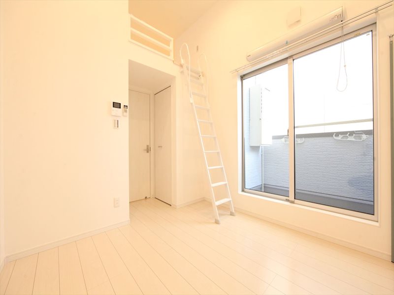 居室・リビング　洋室5.5帖　ロフト5.7帖（収納でも使えます）