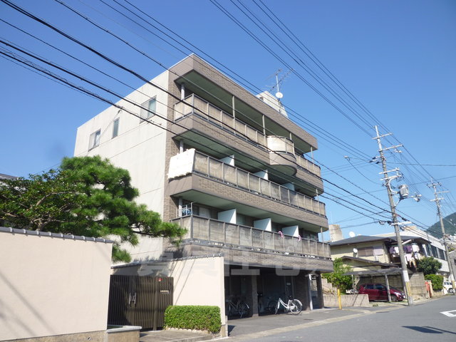 京都市山科区椥辻平田町のマンションの建物外観