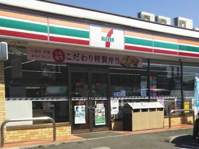 コンビニ　セブンイレブン川口青木中学校前店（コンビニ）まで296m