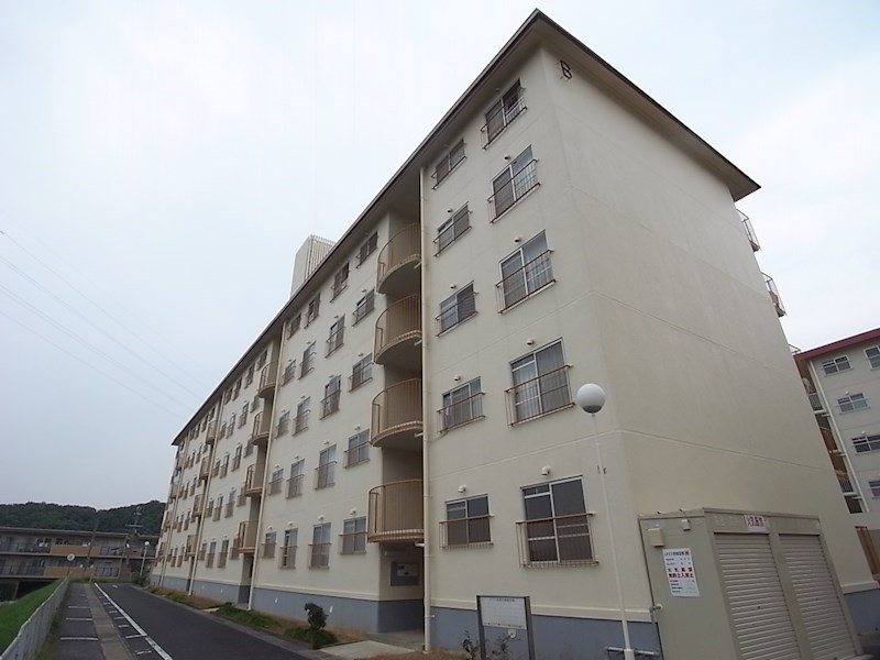 神戸市北区甲栄台のマンションの建物外観