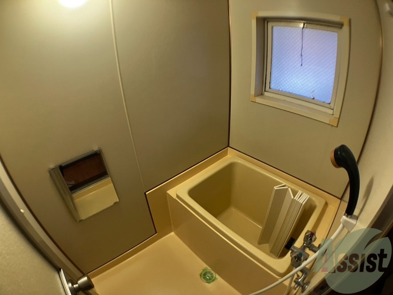 バス・シャワールーム　浴室はシンプル。一人暮らしにはちょうど良いサイズですね。