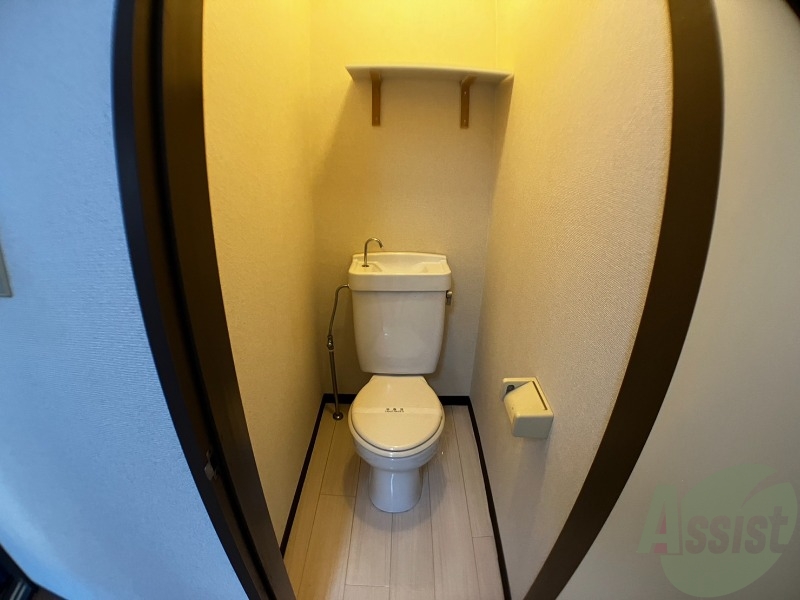 トイレ　トイレはシンプル。便利な棚が付いてます