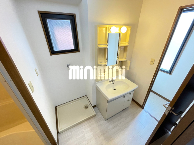 洗面設備　３口ガスコンロのシステムキッチンです。