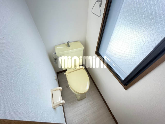 トイレ　忙しい朝にも便利な独立洗面台です。