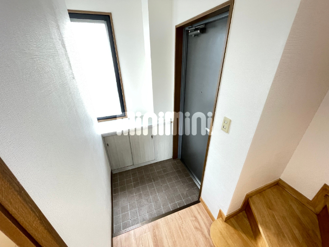 玄関　温かみのある色のフローリングですよ。