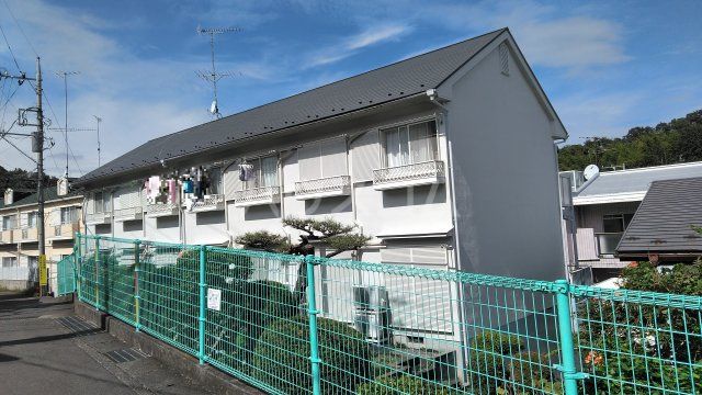 【川崎市麻生区片平のアパートの建物外観】