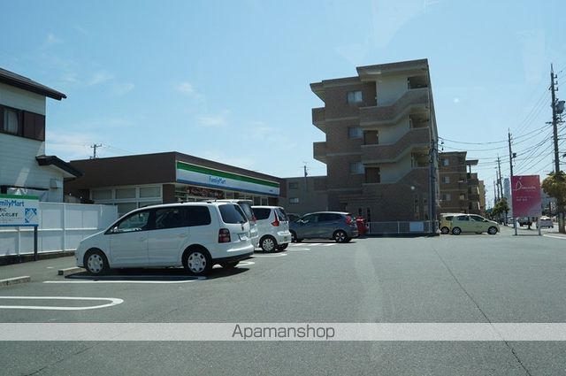 コンビニ　ファミリーマート（コンビニ）まで1267m