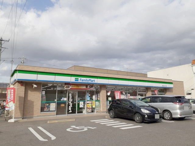 コンビニ　ファミリーマート 岡崎上里二（コンビニ）まで500m