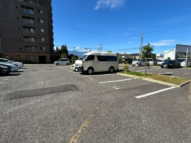 【サーパス松南参番館の駐車場】