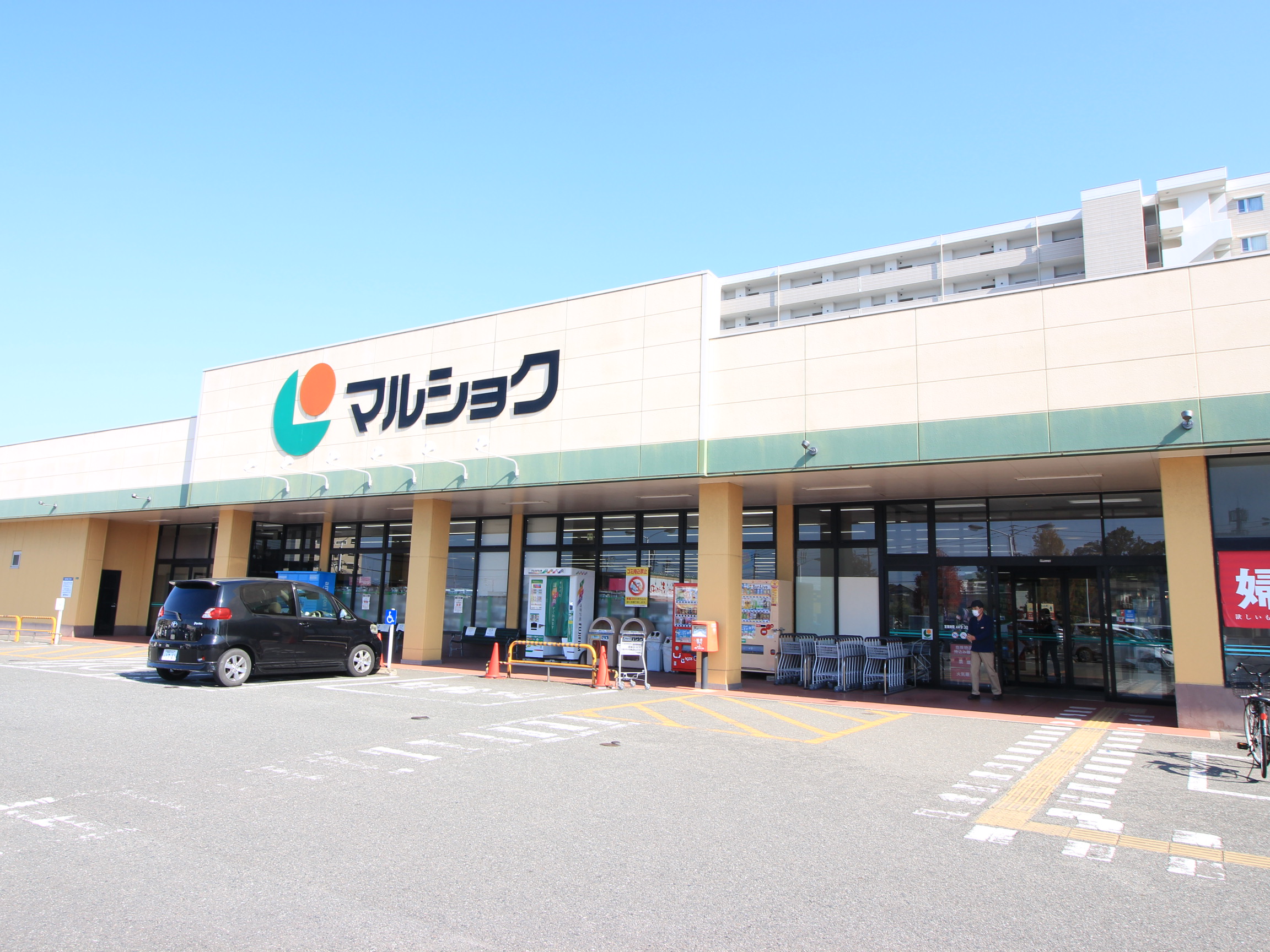 スーパー　マルショク空港東店（スーパー）まで709m