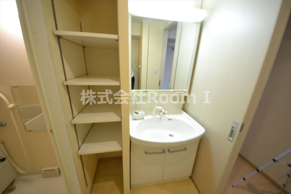 洗面設備　明るい洗面所です