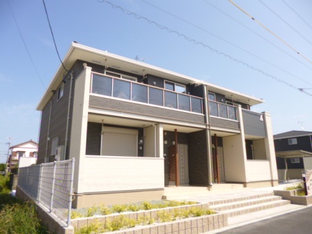 伊勢市神社港のアパートの建物外観