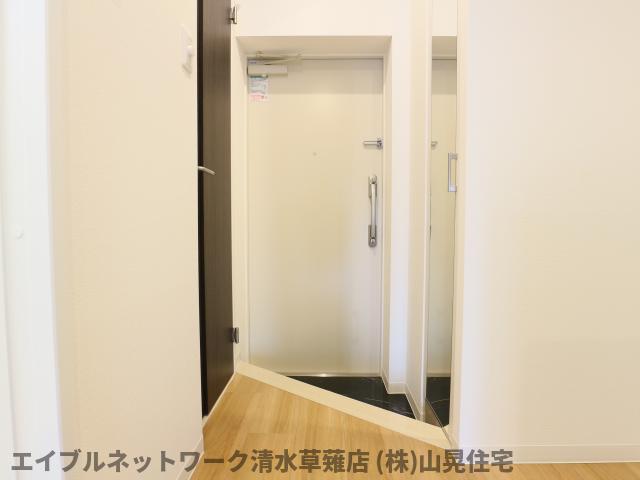 【静岡市清水区中之郷のマンションの玄関】