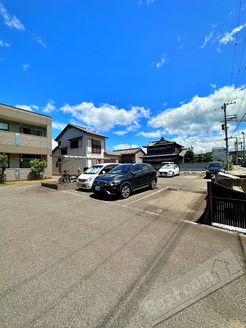 【海南市名高のアパートの駐車場】