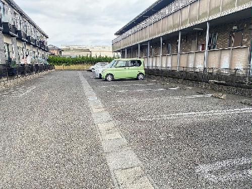 【レオパレス中休場IIの駐車場】