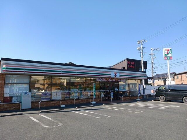 コンビニ　セブンイレブン芳川店（コンビニ）まで346m