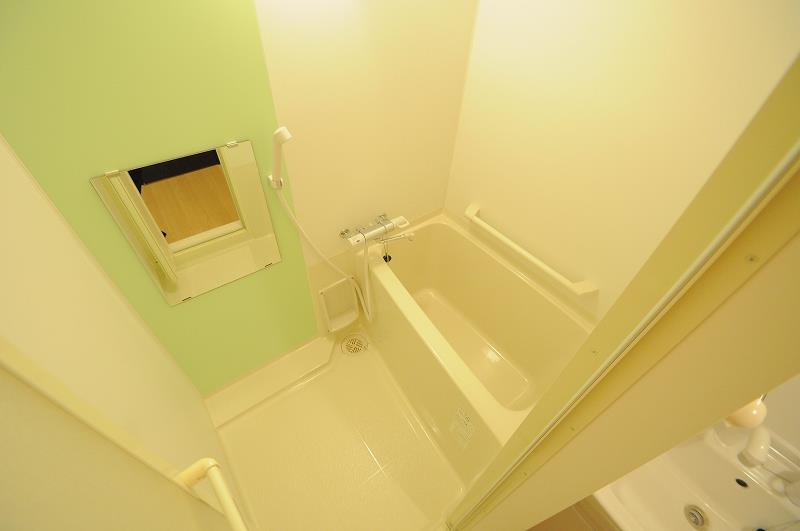 バス・シャワールーム　浴室乾燥機付きで雨の日も安心。