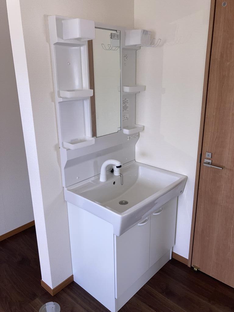 洗面設備　シャワー付きです。