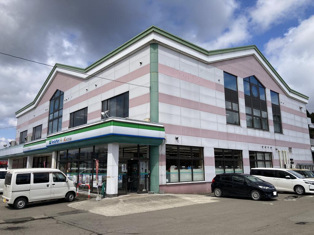 スーパー　ファミリーマート＋Aコープあいかわ（スーパー）まで281m