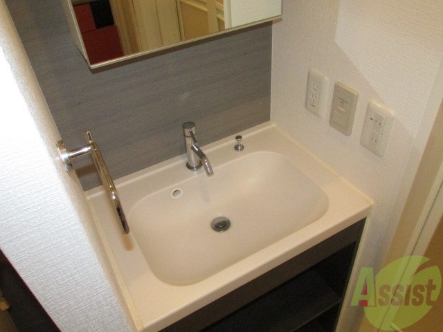 洗面設備　家具のような洗面台です。収納力、使い勝手これも