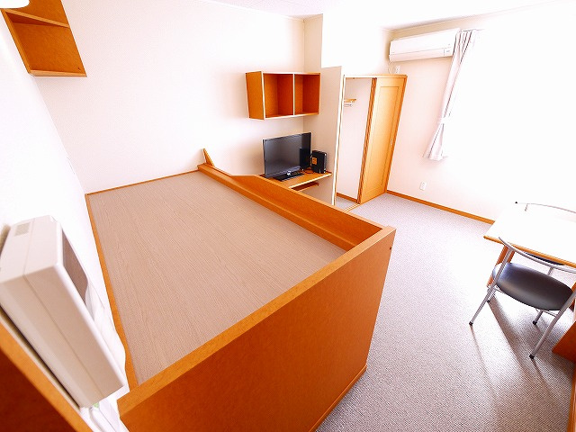 居室・リビング　落ち着いた色調の洋室です