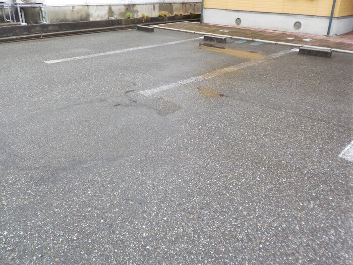 駐車場　駐車場に車を止められます