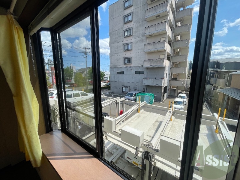 バルコニー　窓は大きく、目の前に建物が無いので日当たりが良いですね。