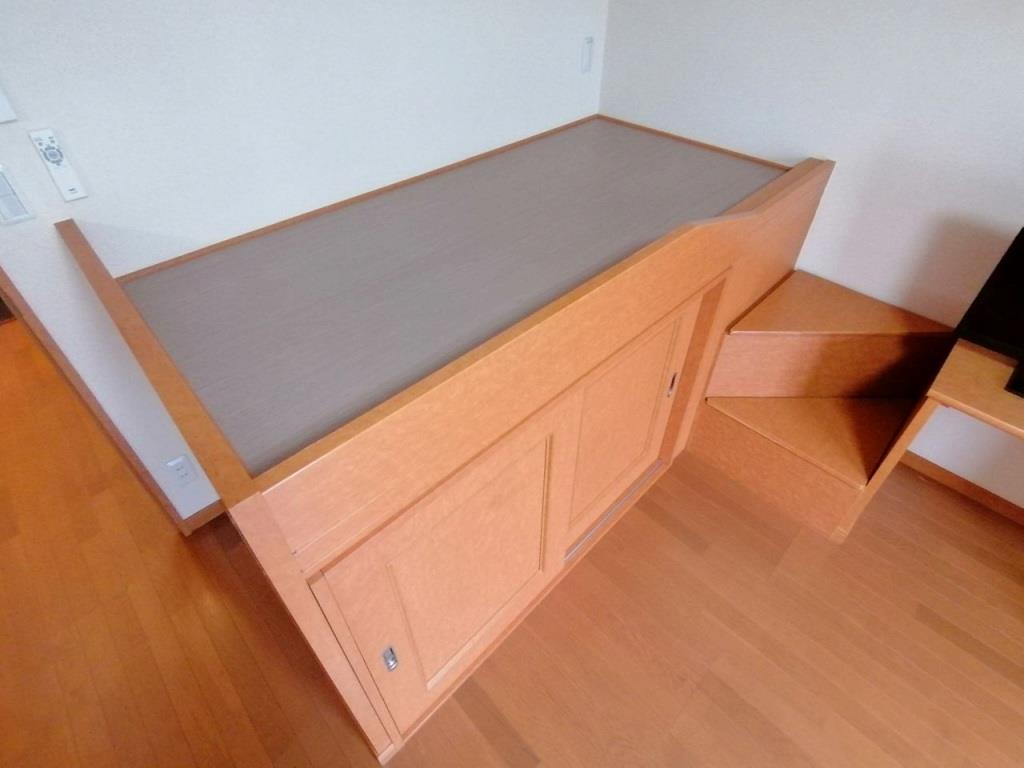 その他部屋・スペース　ベッド付き。ベット下部は収納スペースとなっております。