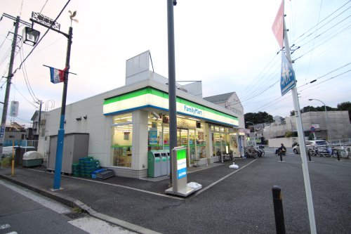 コンビニ　ファミリーマート日吉本町駅前店（コンビニ）まで547m