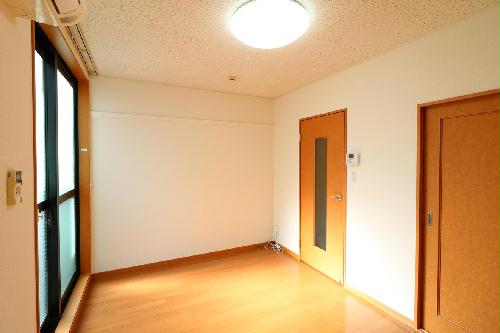 居室・リビング　他一部、号室では家具家電付きのお部屋もご用意しております。