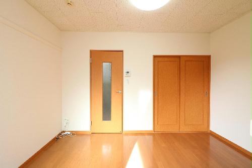 居室・リビング　（※一部の号室で家具家電なし）１Ｆフローリング仕様・２Ｆ絨毯