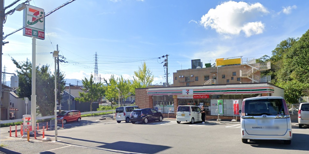 コンビニ　セブンイレブン富田林梅の里店（コンビニ）まで300m