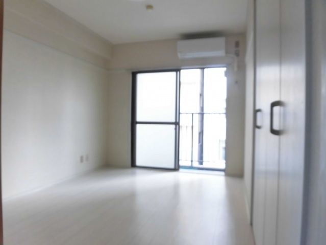 居室・リビング　同物件別室です。