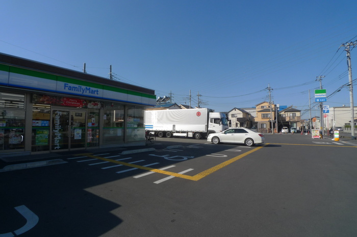 コンビニ　ファミリーマート川口南鳩ヶ谷1丁目店（コンビニ）まで210m