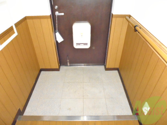 玄関　玄関から手すりが付いています。