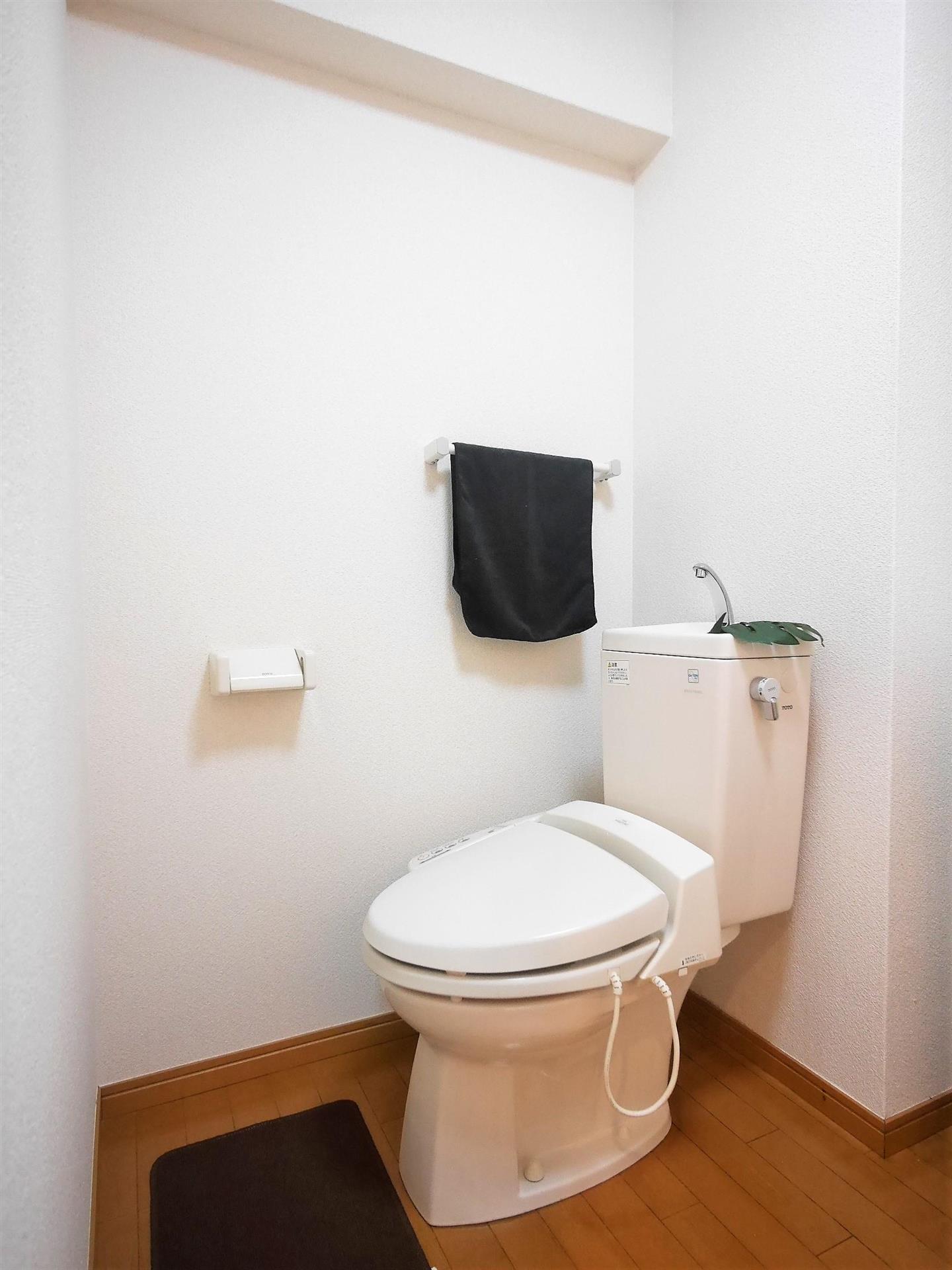 トイレ　※モデルルーム写真の為、入居時家具・備品等はついてきません※