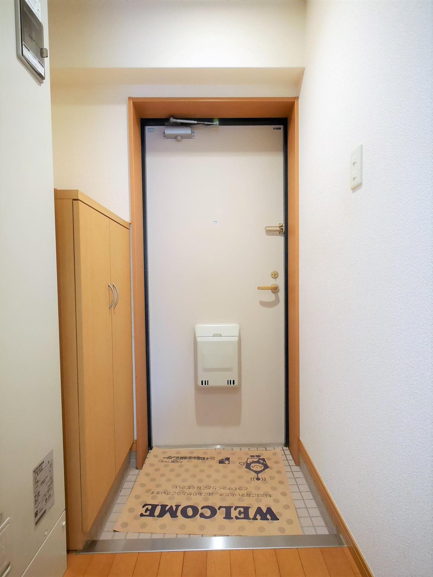 玄関　※モデルルーム写真の為、入居時家具・備品等はついてきません※