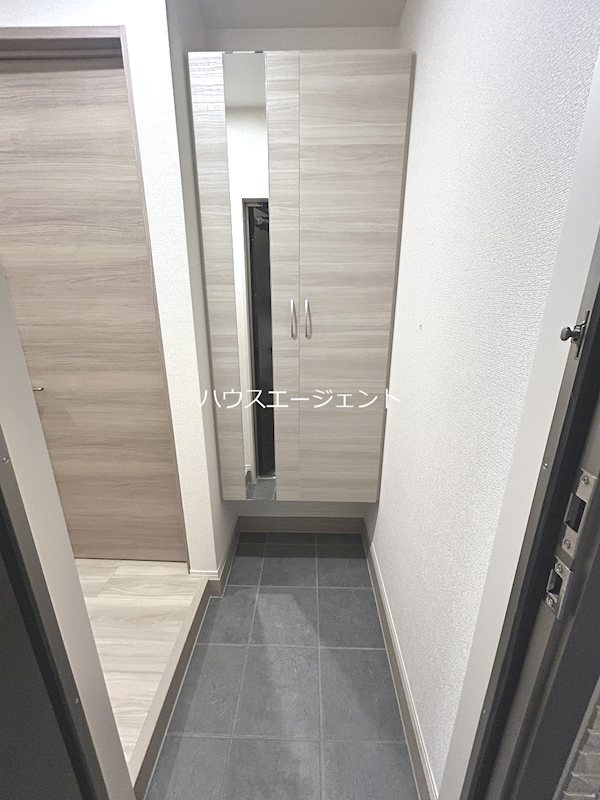 玄関　玄関を開けると大きなシューズボックスと全身鏡がお出迎え。